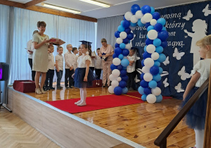 Na zdjęciu widać dzieci na Zakończeniu roku szkolnego.