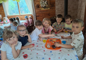 Na zdjęciu widać dzieci na wycieczce do Michałówki.