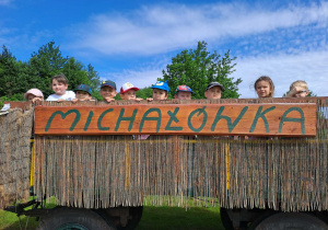 Na zdjęciu widać dzieci na wycieczce do Michałówki.