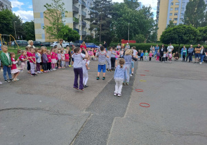 Na zdjęciu widać dzieci i rodziców na pikniku rodzinnym.