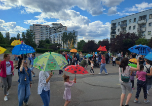 Na zdjęciu widać dzieci i rodziców na pikniku rodzinnym.