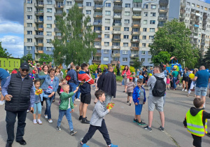 Na zdjęciu widać dzieci i rodziców na pikniku rodzinnym.