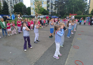 Na zdjęciu widać dzieci i rodziców na pikniku rodzinnym.