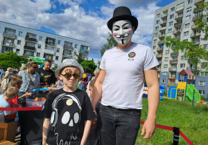 Na zdjęciu widać dzieci i rodziców na pikniku rodzinnym.