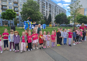 Na zdjęciu widać dzieci i rodziców na pikniku rodzinnym.