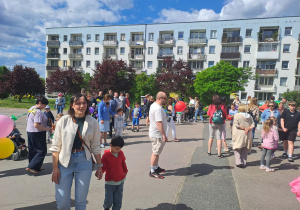 Na zdjęciu widać dzieci i rodziców na pikniku rodzinnym.