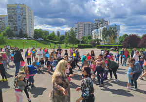 Na zdjęciu widać dzieci i rodziców na pikniku rodzinnym.