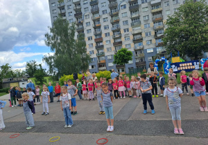 Na zdjęciu widać dzieci i rodziców na pikniku rodzinnym.