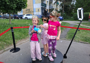 Na zdjęciu widać dzieci i rodziców na pikniku rodzinnym.
