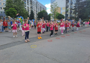 Na zdjęciu widać dzieci i rodziców na pikniku rodzinnym.