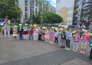 Na zdjęciu widać dzieci i rodziców na pikniku rodzinnym.