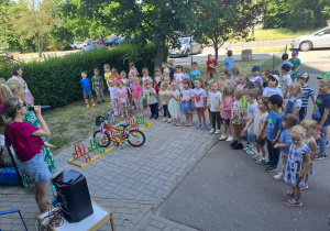 Na zdjęciu widać dzieci na koncercie Uli Pakuły.