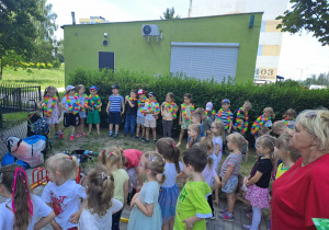 Na zdjęciu widać dzieci na koncercie Uli Pakuły.