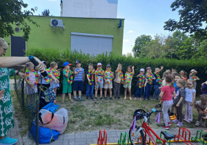 Na zdjęciu widać dzieci na koncercie Uli Pakuły.