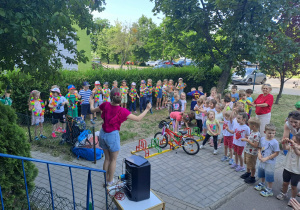 Na zdjęciu widać dzieci na koncercie Uli Pakuły.
