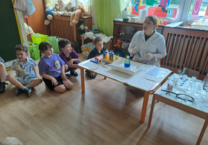 Na zdjęciu widać dzieci na warsztatach chemicznych.