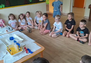 Na zdjęciu widać dzieci na warsztatach chemicznych.