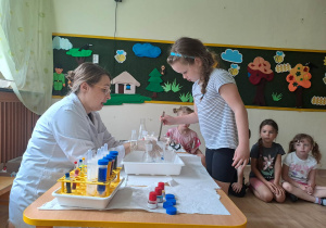 Na zdjęciu widać dzieci na warsztatach chemicznych.