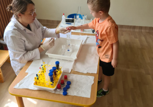 Na zdjęciu widać dzieci na warsztatach chemicznych.