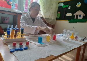 Na zdjęciu widać dzieci na warsztatach chemicznych.
