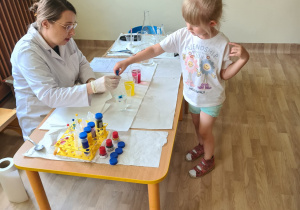 Na zdjęciu widać dzieci na warsztatach chemicznych.