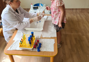Na zdjęciu widać dzieci na warsztatach chemicznych.