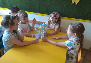 Na zdjęciu widać dzieci na warsztatach chemicznych.