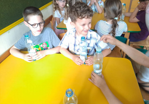 Na zdjęciu widać dzieci na warsztatach chemicznych.