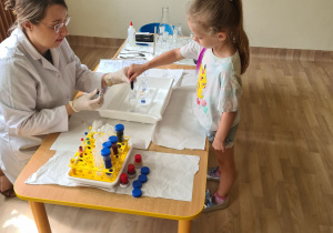 Na zdjęciu widać dzieci na warsztatach chemicznych.