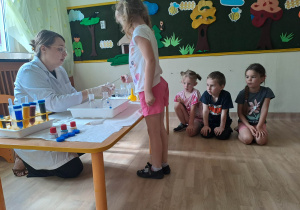 Na zdjęciu widać dzieci na warsztatach chemicznych.