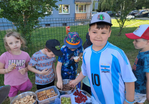 Na zdjęciu widać dzieci na pikniku.