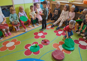 Na zdjęciu widać dzieci na zabawach dydaktycznych.