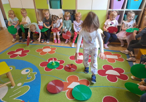 Na zdjęciu widać dzieci na zabawach dydaktycznych.