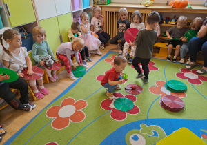 Na zdjęciu widać dzieci na zabawach dydaktycznych.