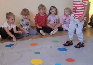 Na zdjęciu widać dzieci na zajęciach dydaktycznych" dzień kropki"