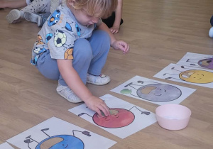 Na zdjęciu widać dzieci na zajęciach dydaktycznych" dzień kropki"