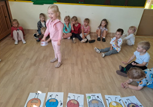 Na zdjęciu widać dzieci na zajęciach dydaktycznych" dzień kropki"