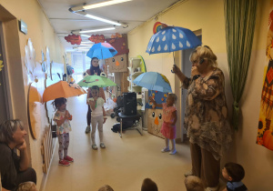 Na zdjęciu widać dzieci na spotkaniu z Ulą Pakułą.