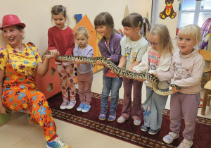 Na zdjęciu widać dzieci z okazji dnia przedszkolaka cyrk "Heca".