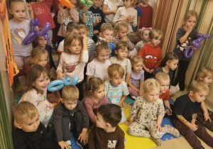 Na zdjęciu widać dzieci z okazji dnia przedszkolaka cyrk "Heca".