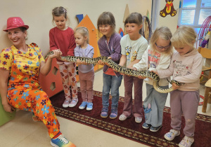 Na zdjęciu widać dzieci z okazji dnia przedszkolaka cyrk "Heca".