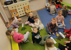 Na zdjęciu widać dzieci które układają swoje imię.