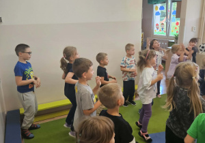 Na zdjęciu widać dzieci na zajęciach tanecznych.