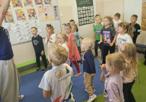 Na zdjęciu widać dzieci na zajęciach tanecznych.