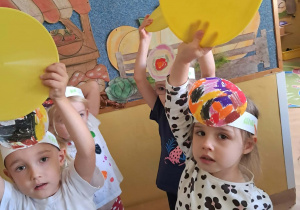 Na zdjęciu widać dzieci z okazji Dnia kropki.
