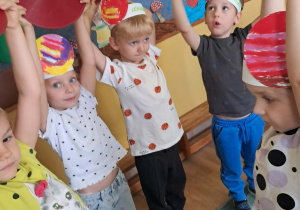 Na zdjęciu widać dzieci z okazji Dnia kropki.