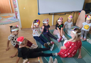 Na zdjęciu widać dzieci z okazji Dnia kropki.