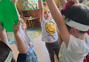 Na zdjęciu widać dzieci z okazji Dnia kropki.