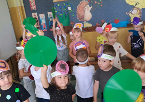 Na zdjęciu widać dzieci z okazji Dnia kropki.
