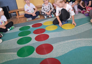 Na zdjęciu widać dzieci z okazji Dnia kropki.